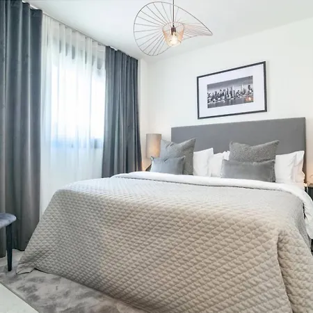 Inf27e- By Roomservices شقة إِستيبونا