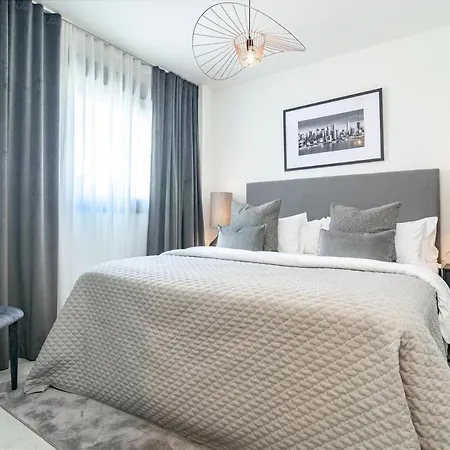 Inf2.7e- By Roomservices